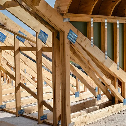 Charpente en bois d'un bâtiment en construction, avec des connecteurs métalliques, entreprise de charpente à Sartrouville dans les Yvelines 78