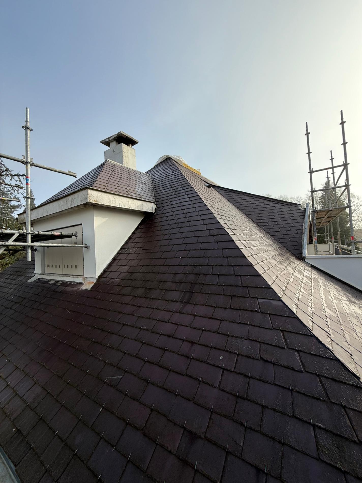 Chantier Mars 2025 réfection d’une magnifique toiture ardoise et zingueries Anthra de chez VM zinc