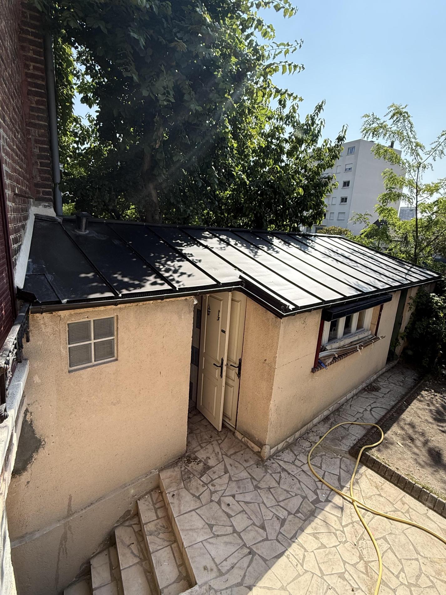 Juin 2025 - réfection d’un toit mono pente initialement en tuile mécanique et actuellement en zinc Anthra de chez VM Zinc